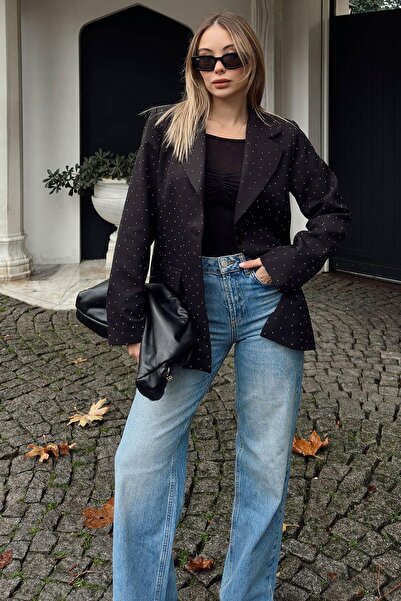 Swist سترة نسائية بتفاصيل حجر أسود بأزرار على الجهتين بياقة وزر واحد