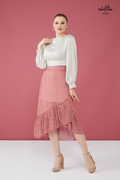 Stylish Elegant pink polka dot flesh-colored skirt with a wrap design at the ...