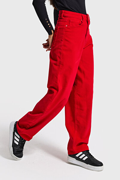 it's basic Дамски червени панталони от кадифе с кройка Skater Fit, размер 26w...