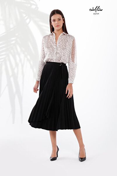 Stylish A beautiful pleated midi skirt in black for an attractive look.
