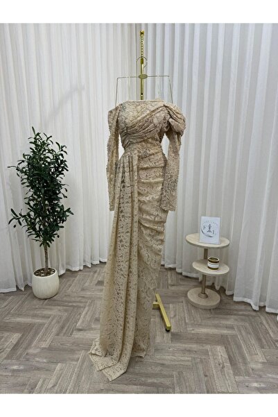 FFAV An evening dress overflowing with femininity