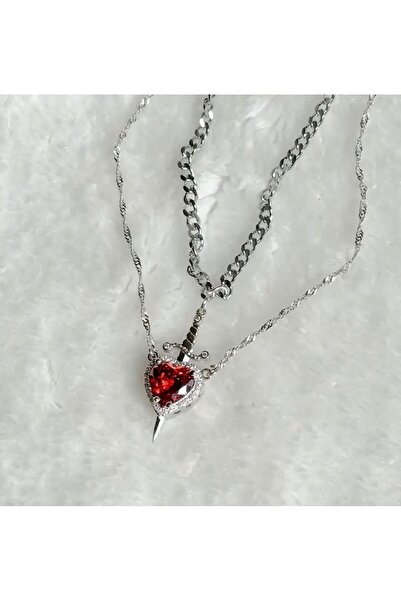 Livael Deluxe Çift Kolye Seti – Kırmızı Taş Kalp & Kılıç Detaylı Şık Tasarım