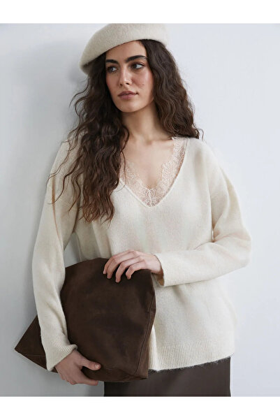 LC Waikiki LCW Vision Ekru V Yaka Dantel Detaylı Oversize Kadın Triko Kazak