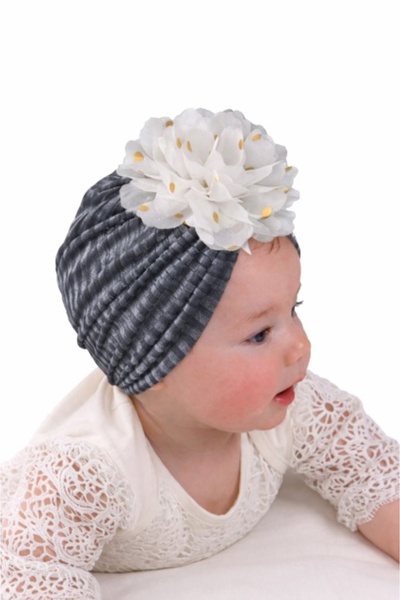 Pure Boutique Caciulita gri tip turban din catifea cu floare aplicata