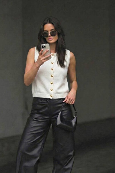 oshebu Women's Zero Sleeve Heart Button Detailed Knitwear Vest