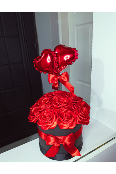 Floweroloji Kırmızı Solmayan Gül Kutusu & Kalpli Balon Detaylı Aranjman ❤️