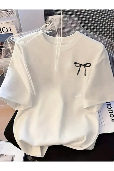 one button تي شيرت عادي بياقة دائرية للجنسين مع تفاصيل شريطية صغيرة، مصنوع من...