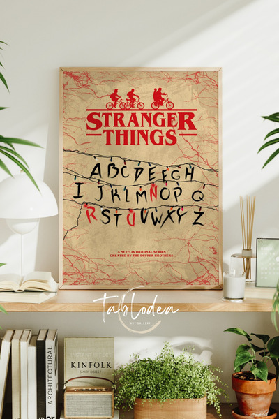 tablodea Poster înrămat cu alfabetul Stranger Things TD Stranger Things, pict...