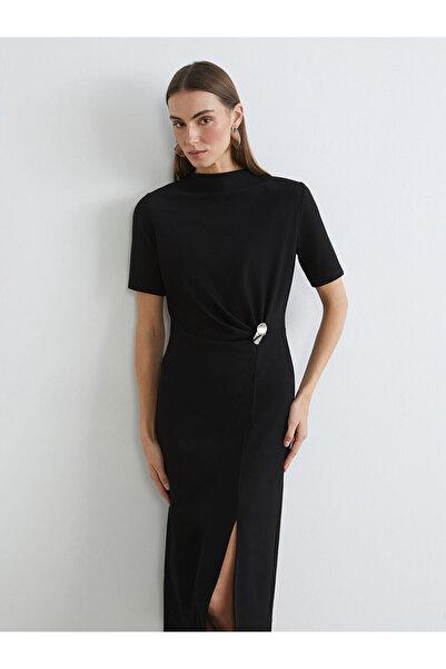 LC Waikiki Μαύρο φόρεμα με λεπτομέρεια με αγκράφα ψηλός λαιμός