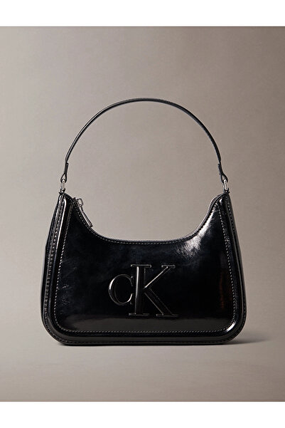 Calvin Klein حقيبة كروس نسائية باللون الأسود من Bold CK Metalik LV04F3332G-UB1