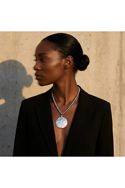 COCOSH TAKI Elegant design necklace with silver color charm detail.