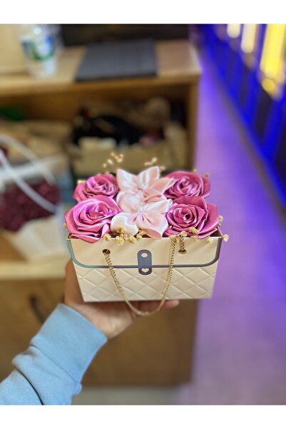 Niyamore Çanta Tasarımlı Kutuda Pembe Saten Gül Aranjmanı – Zincir Detaylı Şı...