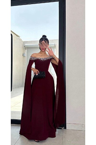 Almorjan Casilla's off-shoulder dress is elegant