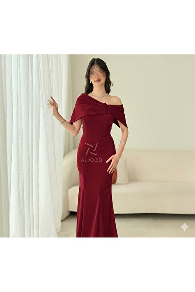 ALGOOD A soft burgundy dress with wide, off-the-shoulder shoulders
