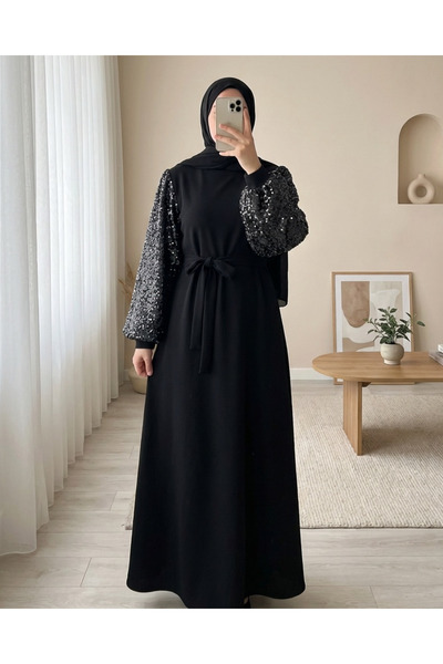 HİJABAYA Εισαγόμενο φόρεμα από κρεπ λύκρα με παγιέτες στα μανίκια και τη ζώνη