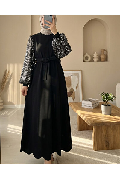 HİJABAYA Εισαγόμενο φόρεμα από κρεπ λύκρα με παγιέτες στα μανίκια και τη ζώνη