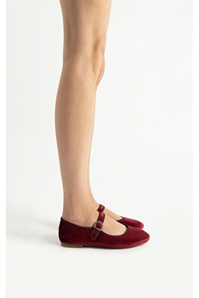 Eleanor Louise حذاء باليه ماري جين مخملي باللون العنابي للنساء