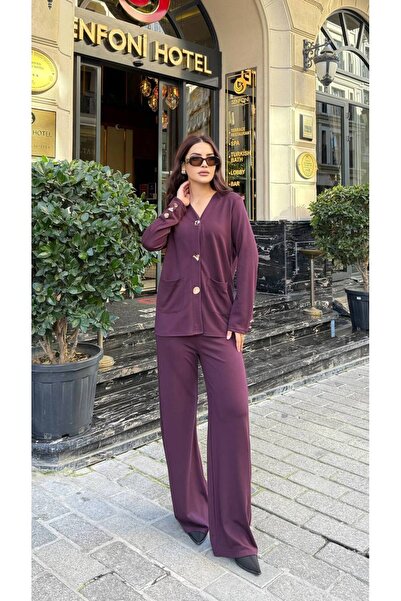 Cannes طقم مكون من سترة وبنطلون بتفاصيل أزرار ذهبية وياقة على شكل V من ليزا ب...