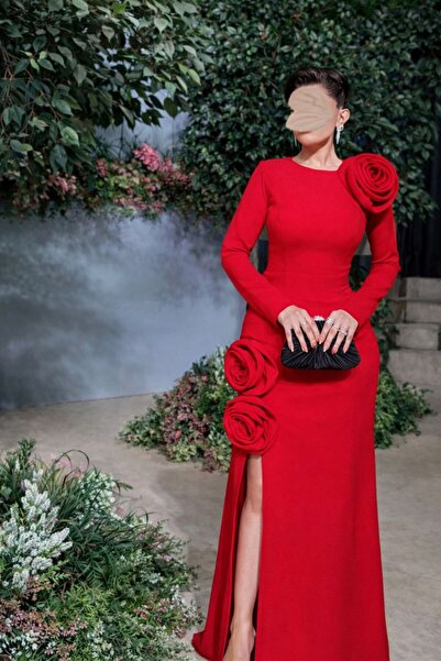 tsuwahen Luxurious evening dress in bold red