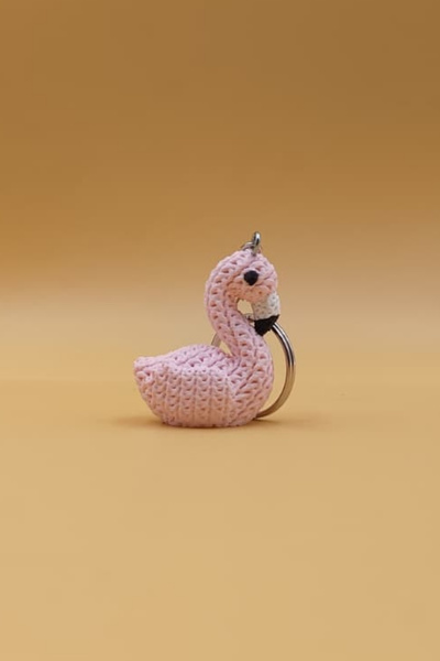 Rodopiva سلسلة مفاتيح فلامينجو منسوجة بنمط مميز (بلاستيك)