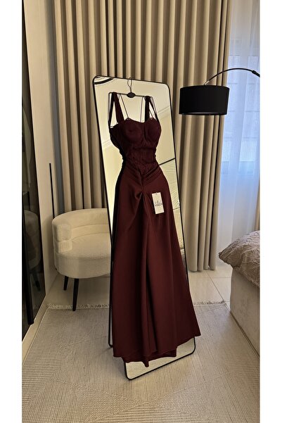 Nareen Fashion Elegant evening dress in a burgundy color with a classic cut