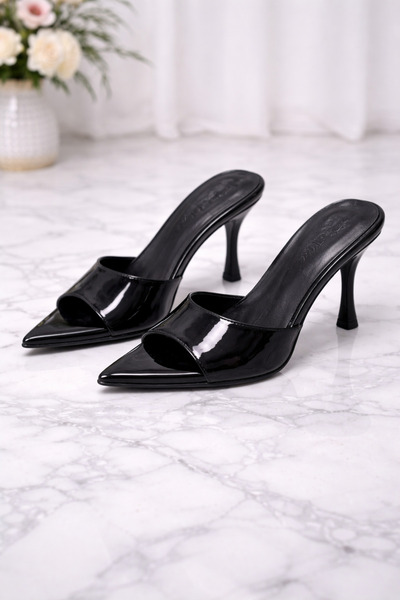 Firibu Papuci eleganti pentru femei, din piele lacuita neagra, cu varf ascuti...