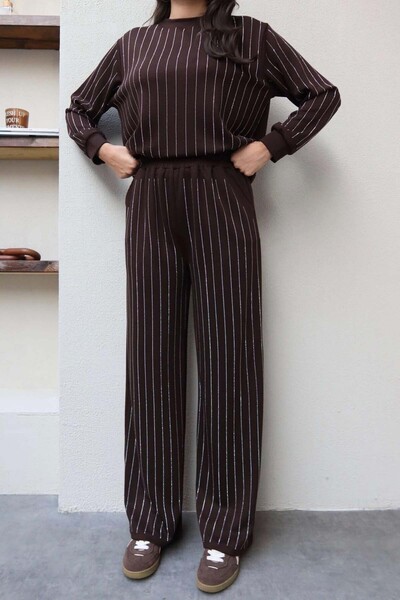 XXL BUTİK طقم نسائي مكون من قطعتين بتفاصيل حجرية بنية اللون ولامعة – سترة وبن...