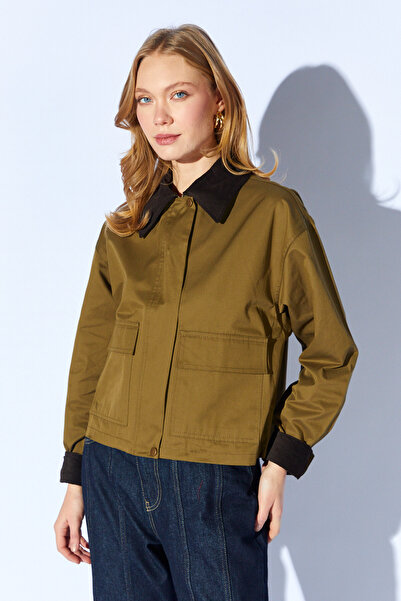 Manche Κοντή καμπαρντίνα με χακί γιακά και βελούδινη μανσέτα συνδυασμός υφασμ...