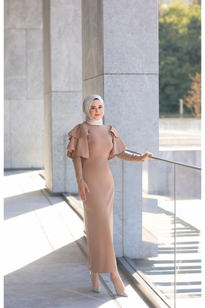 By Atelier Βραδινό φόρεμα Vera Beige με βολάν στα μανίκια