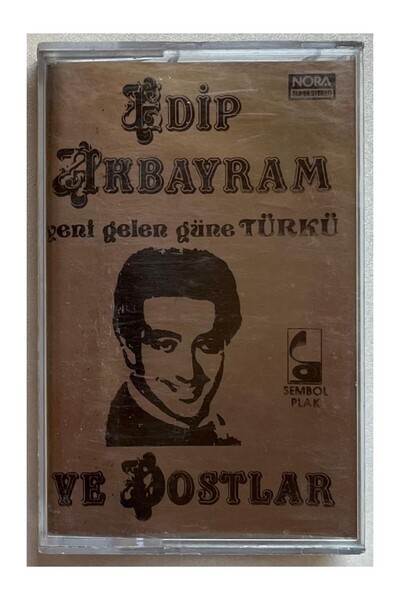Sembol Plak إيديب أكبايرام يغني الأغنية الجديدة 'غوني تركي'