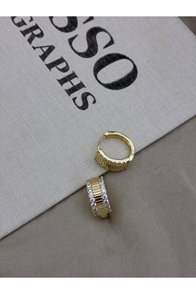 Hedef Bijuteri أقراط دائرية سميكة مخططة من حجر الزركون باللون الذهبي CM70