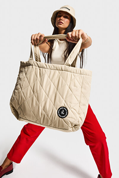 it's basic Τσάντα ειδικού σχεδιασμού με λουράκι με μπεζ χρώμα με σχέδιο μπακλαβά