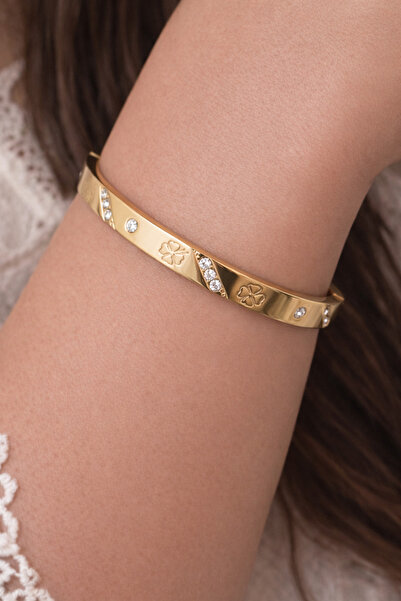femline سوار نسائي بتفاصيل البرسيم ذهبية اللون مع أحجار لامعة