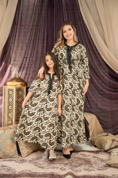 AFandina This mother and daughter jalabiya is distinguished by its exquisite ...