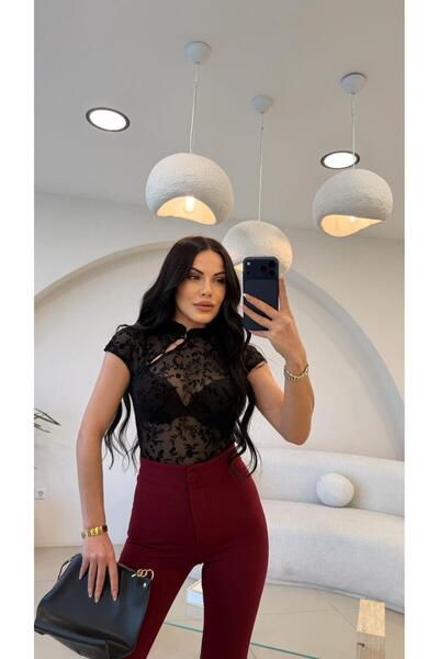 Şulenin Butiği TASARIM DÜĞME DETAYLI DANTELLİ BLUZ SİYAH