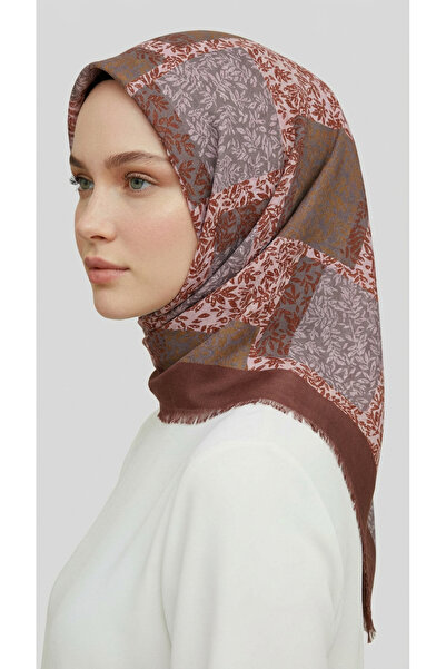 Karaca Eşarp ΜΑΛΛΙΝΟ ΚΑΠΕΛΟ ΜΕ ΣΧΕΔΙΟ ΦΥΛΛΩΝ ΚΑΡΑΚΑ - ΚΡΕΜΑΣΤΟ ΚΑΦΕ ΜΕ ΓΑΛΑ