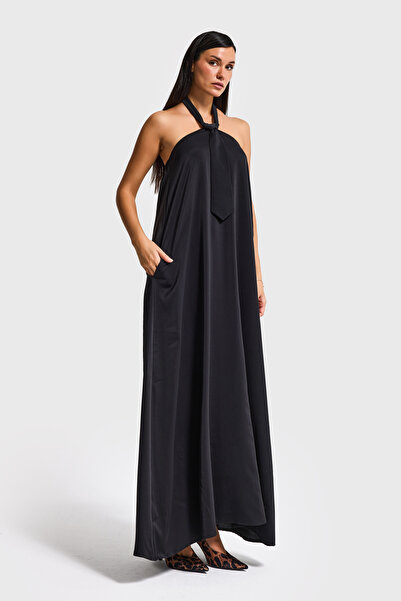 it's basic Γυναικείο φόρεμα με λαιμόκοψη σε μαύρο χρώμα με λεπτομέρεια με γρα...