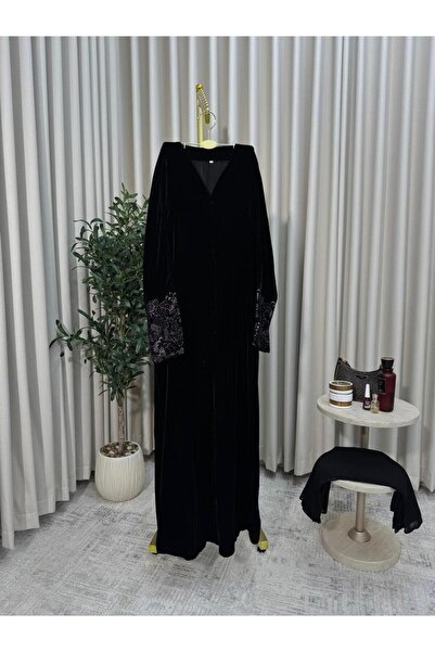 NALA FASHION Black velvet abaya with luxurious embroidery on the sleeves