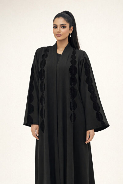 Elegant A black abaya in crepe fabric, decorated with velvet, comes with a he...