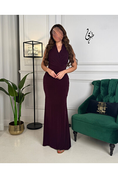 toog A burgundy evening dress with an elegant cut and a long, flowing skirt.