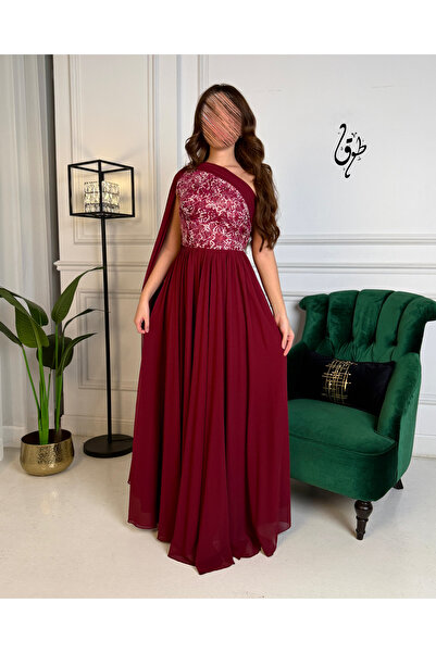toog A long burgundy evening dress with elegant embroidery and a luxurious fe...