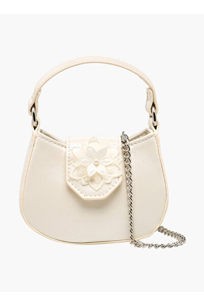 Flora Bella by Shoexpress حقيبة كروسبودي مزينة بتطريزات زهرية وحزام سلسلة، من...