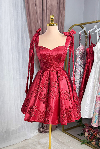 Lenta Moda Kırmızı Brokar Kumaş Omuzdan Bağlamalı Mini Abiye ve Gece Elbisesi