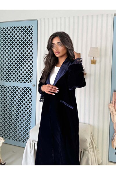 AYA MWT975 - عباية مخمل مع تدخيله دانتيل بالاكمام