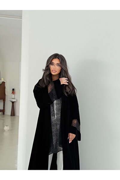 AYA MWT957 - عباية مخمل مع اضافة دانتيل اسود بالاكمام