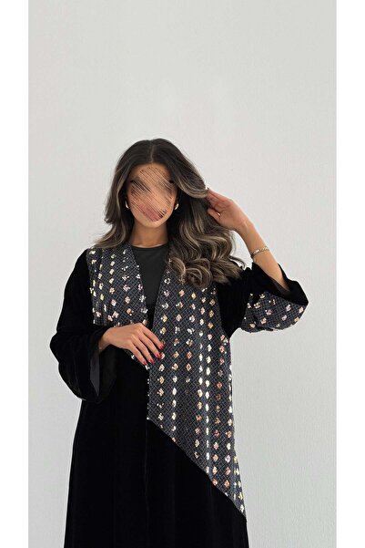 AYA MW1858 - عباية بليزر بقصة مختلفة من الصدر واضافة الاسترتش المطرز بطريقة ر...