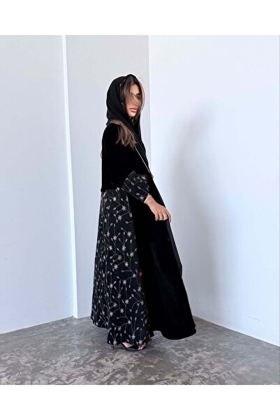 AYA MWT962 - عباية مخمل مع قصة ياقة من الامام وتدخيلة من الخلف