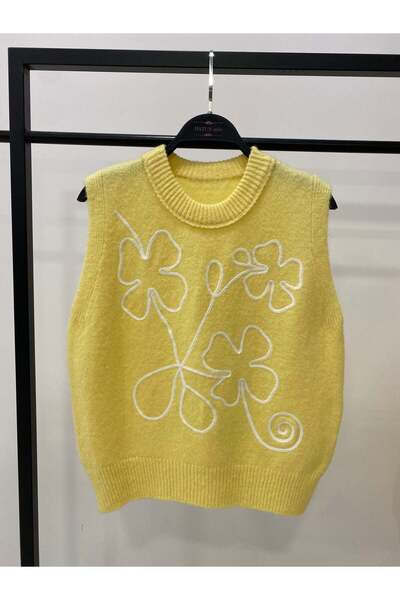 Hatun Atila سترة تريكو بياقة على شكل حرف V مع تفاصيل مطرزة باللون الأصفر