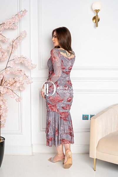 AMAZ فستان نسائي ناعم يتميز بتصميم عصري وألوان دافئة، وإليك وصفاً تفصيلياً لخ...