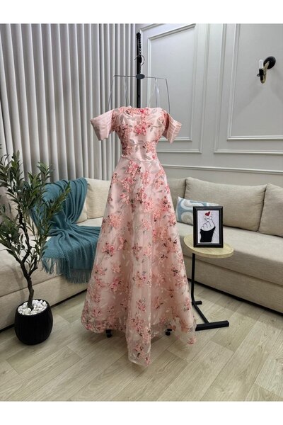 DFH A dress of elegance and delicacy